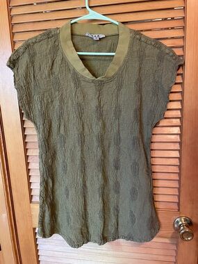Green linen blend short sleeve v-neck shirt
